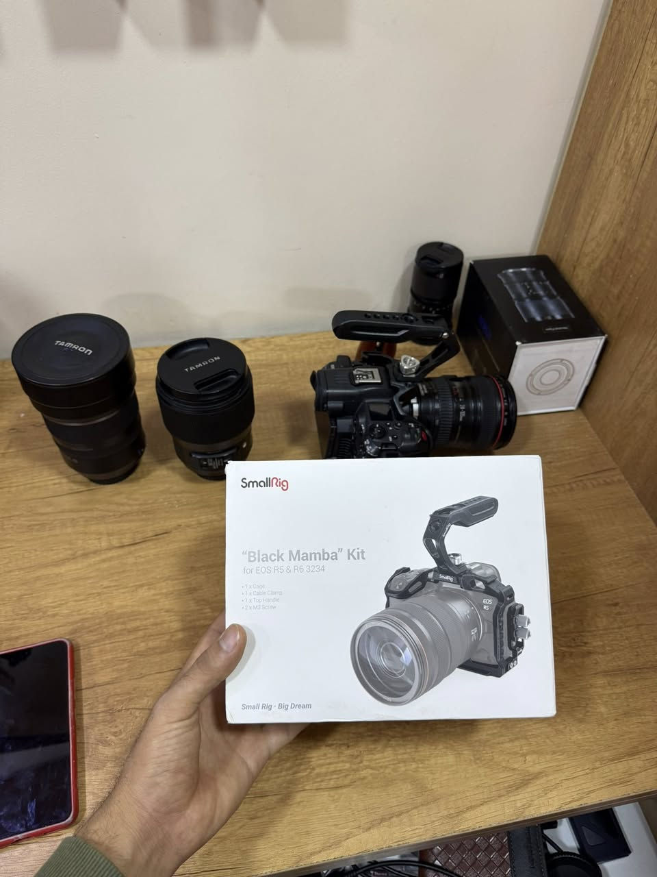 R5c smallRig with Top handle
45Mg ,8k 60fps raw full cinematic system
Adapter speedboster and normal ef-rf
Lens 
24-105 f4
15-30 f2.8
135 f1.8
Sd512G , Cf type B 256G
***********
