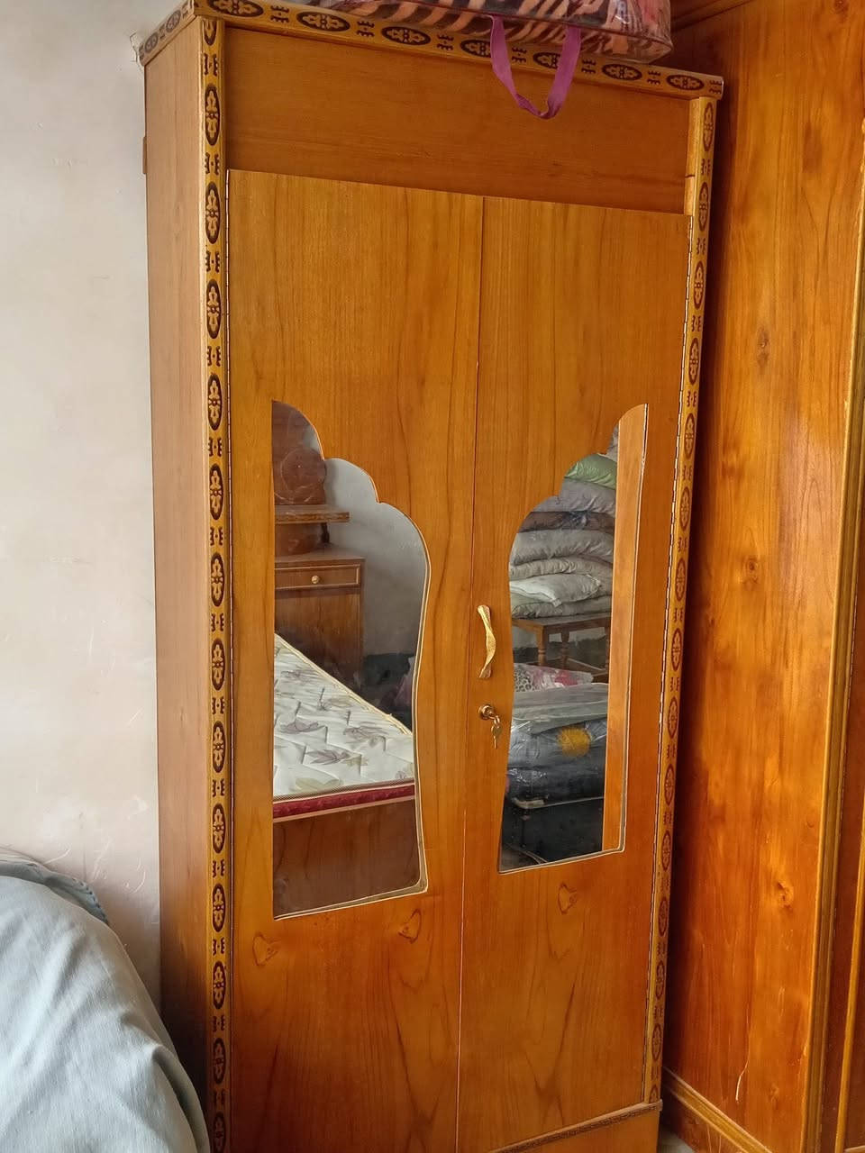 السلام عليكم غرفة نوم صاجي للبيع جديده  خشب المعاكس ٤ ملم قويه وشخط مابيه
السعر ٧٠٠ 
العنوان سده الهنديه حي النصر
واتساب ***********
