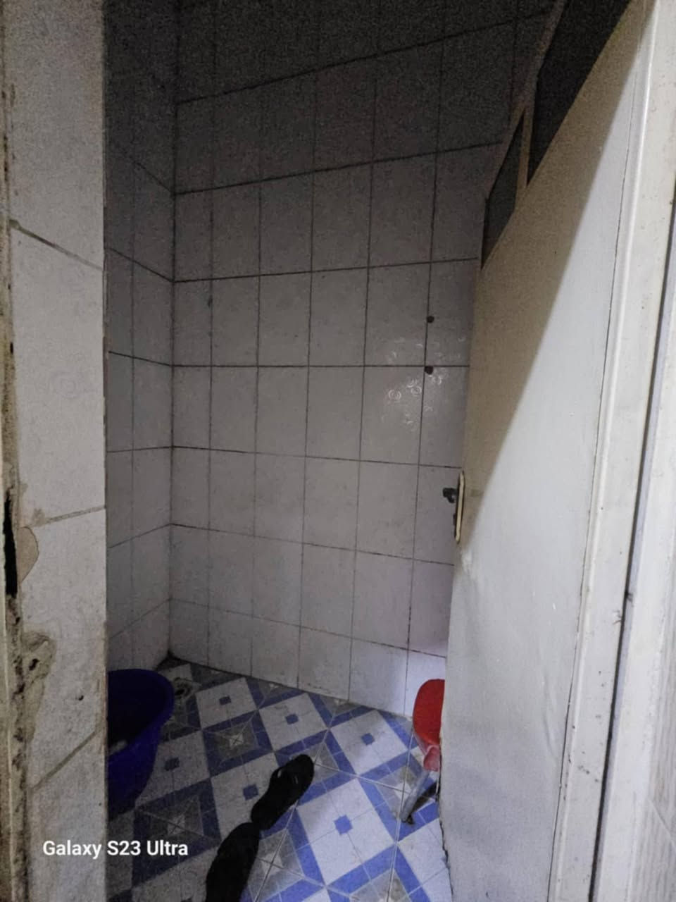 السلام عليكم دار للبيع مساحه ١٠٠ متر طابو صرف موقعه شارع الفضوه مجاور اهل الذهب مكون من غرفتين نوم وصاله ومطبخ واستقبال فول سيراميك بسعر مناسب جدا ٣٥ مليون للاستفسار الاتصال على الرقم *********** او ***********
