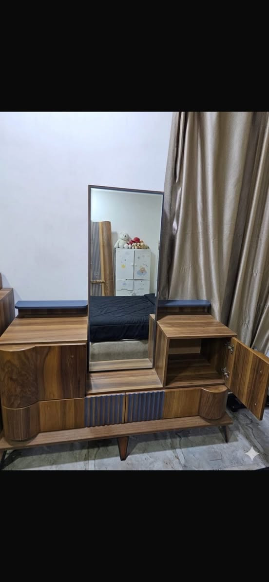 السلام عليكم للبيع غرفه تركي تفصال تحفه ثقيله جدااا ونظيفه جدا مكانه بابل المركز سعر مناسب لغرض السفر ***********
