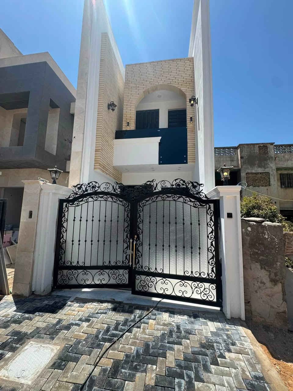 بيت للبيع منطقة الغدير 704 ( المربع الذهبي ) شارع عريض + رصيف عريض
مساحة 106 م 
واجهة 4 م 
نزال 26.5 متر 

البيت تم انتهاء العمل بي حاليا ( وغير مسكون ) 

يتكون من 3 غرف نوم 
مطبخ جاهز 
شلال سكاي لايت 
غرفة تحكم 
كهرباء خصخصه
علما اني صاحب البيت للتواصل / ***********
