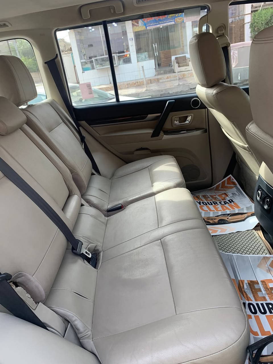 السلام عليكم
باجيرو 2015 حبتور 
السياره فول مواصفات مكفوووله
-جلد
-فتحت سقف(سلايت)
-حساسات
-كامره خلفيه
-محرك3500
فول مواصفات الحبتور
السياره جديده ونضيفه 
تخم تايرات جديد
ادامه المنظومة الوقود كامله 
السياره ماشيه 82 الف قابل للزياده
رقم بغداد باسمي التحويل ثاني يوم
سعر السياره (20،000$  )
وبيها مجال ان شاء الله
مكان السياره بغداد الرصافه 
الاستفسار الاتصال على الرقم
***********
