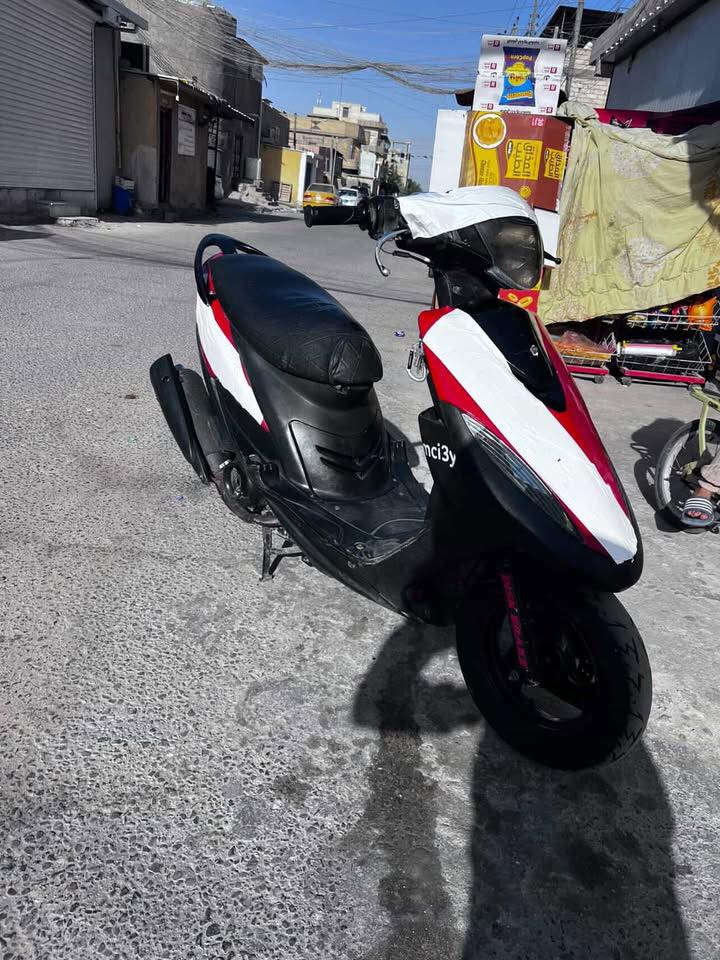 السلام عليكم للبيع ماكس عدله المكان البصره شارع التجاري الدراجه نضيفه وتخبل الون ابيض مغلفه فابلون احمر السعر 750 وبيها مجالل الرقم ***********
