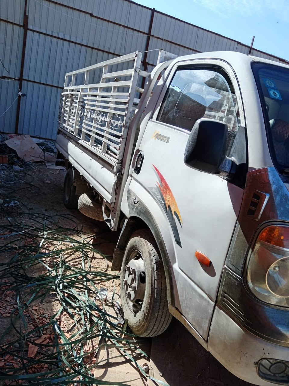 السلام عليكم كيا فحل للبيع رقم واسط انگليزي سنوية لل30سيارة جاهزة گير محرك جيد جدا ***********وتساب موديل 2006.
