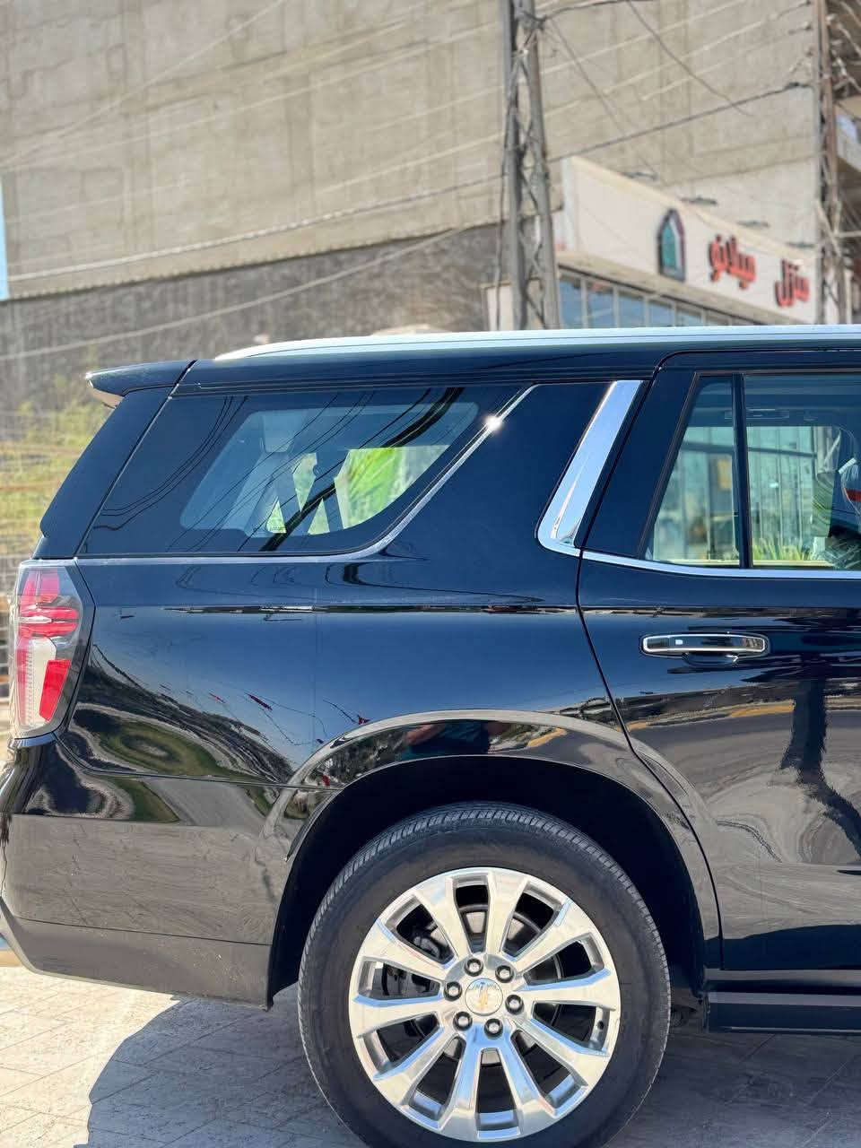 � للبيع | Chevrolet Tahoe Premier 2023 🚘
✨ شيفروليت تاهو PREMIER موديل 2023
📍 بحالة الوكالة
📏 عداد: ٧٢.٠٠٠ كم فقط
💲 السعر: 48,000 دولار

🔹 مواصفات فئة PREMIER (فل كامل):

* محرك V8 EcoTec3 سعة 5.3 لتر
* ناقل حركة أوتوماتيك 10 سرعات
* نظام دفع خلفي (2WD) أو رباعي (4WD) حسب الفئة
* جنوط ألمنيوم قياس 20 إنش
* مصابيح أمامية وخلفية LED
* إضاءة نهارية LED
* شبك أمامي ولمسات كروم فاخرة
* سقف بانوراما كهربائي
* باب خلفي كهربائي مع فتح وإغلاق بدون استخدام اليد
* دخول ذكي وتشغيل بالبصمة (Keyless Entry & Push Start)
* كاميرات محيطية 360°
* حساسات أمامية وخلفية
* نظام ركن أوتوماتيكي
* شاشة معلومات وترفيه 10.2 إنش
* شاشة عدادات رقمية 12 إنش
* شاشة عرض على الزجاج الأمامي (Head-Up Display)
* نظام صوتي BOSE فاخر
* Apple CarPlay وAndroid Auto لاسلكي
* شاحن لاسلكي للهاتف
* مقاعد جلد فاخرة
* المقاعد الأمامية كهربائية مع الذاكرة والتدفئة والتبريد
* تدفئة لمقاعد الصف الثاني
* مقود جلد متعدد الوظائف مع تدفئة
* مكيف أوتوماتيكي ثلاثي المناطق
* تشغيل عن بُعد
* مثبت سرعة ذكي (Adaptive Cruise Control) (إذا كانت السيارة مجهزة به)
* نظام المحافظة على المسار
* تنبيه مغادرة المسار
* مراقبة النقطة العمياء
* تنبيه حركة المرور الخلفية
* فرملة طوارئ أوتوماتيكية
* تحذير الاصطدام الأمامي
* مراقبة ضغط الإطارات (TPMS)
* نظام الثبات الإلكتروني (StabiliTrak)
* فرامل ABS مع EBD
* وسائد هوائية متعددة

💰 السعر: 48.000دولار$

السياره بيه ملاحظة وحدة
باب الصدر مبدل نفس لون باقي كفالة

ومغلفه ppf ب كامل
📍 العنوان: معرض حجي خالد
الهاتف: ***********
