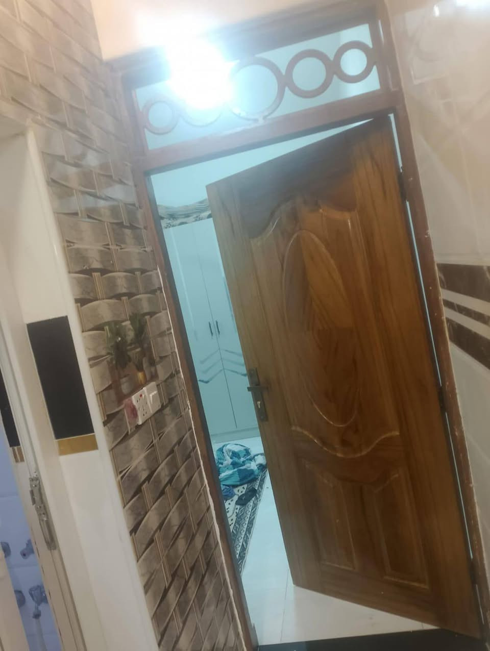 بيت للبيع بحي الجامعه قرب مجمع حيدر حجي هندي مساحته 100 متر بناء جديد بي غرفه وصاله وبراني وصحيات كامل خدمات الاتصال ***********
