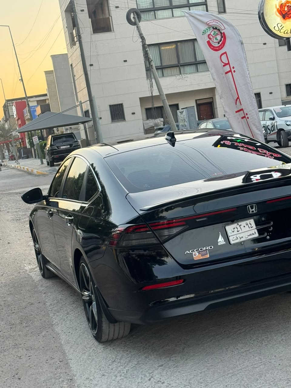 السلام عليكم هوندا اكورد هايبرد 2025 سبورت  لون أسوده طبت على كمرك جديد السعر على الخاص او اتصل الي يريد السعر يفوت الخاص مرقمه كامله رقم بغداد 
✨ المواصفات الخارجية

🔸 جنوط 19 إنش رياضية
🔸 ليتات LED أمامي وخلفي
🔸 مرايا كهرباء + إشارات
🔸 سبويلر رياضي
🔸 دخول ذكي (Smart Entry)
 🔹 محرك 2.0 هايبرد + محركين كهرباء
🔹 قوة 204 حصان
🔹 قير أوتوماتيك E-CVT
🔹 نظام تشغيل بالبصمة (زر ستارت)
🔹 نظام ECO + Sport
 🔹 شاشة كبيرة 12.3 إنش
🔹 شاشة عدادات ديجيتال
🔹 Apple CarPlay + Android Auto
🔹 شحن لاسلكي
🔹 مكيف أوتوماتيك مزدوج
🔹 Auto Hold (تثبيت الفرامل)  
  🔸 كاميرا خلفية متعددة الزوايا
🔸 رادار أمامي (مثبت سرعة ذكي)
🔸 تحذير تصادم + فرملة طوارئ
🔸 الحفاظ على المسار
🔸 Blind Spot (تحذير النقطة العمياء)
🔸 Cross Traffic (تنبيه حركة خلفية)  
  🔹 Auto Stop (إطفاء وتشغيل المحرك)  
🔹 فرامل إلكترونية
🔹 Drive Modes (Normal / Sport / Econ)  

 
  تجي قطعتين تبريد 
باقي المواصفات معروفة
 
السيارة حادثها بالداعامية ومصلحة الدعامية بدون صبغ 
والجاملغ بارد والبنيد بارد ( بدون فتح اي قطعة)
السياره ليبل واحد وجدا نظيفة العنوان بغداد اليرموك ***********
