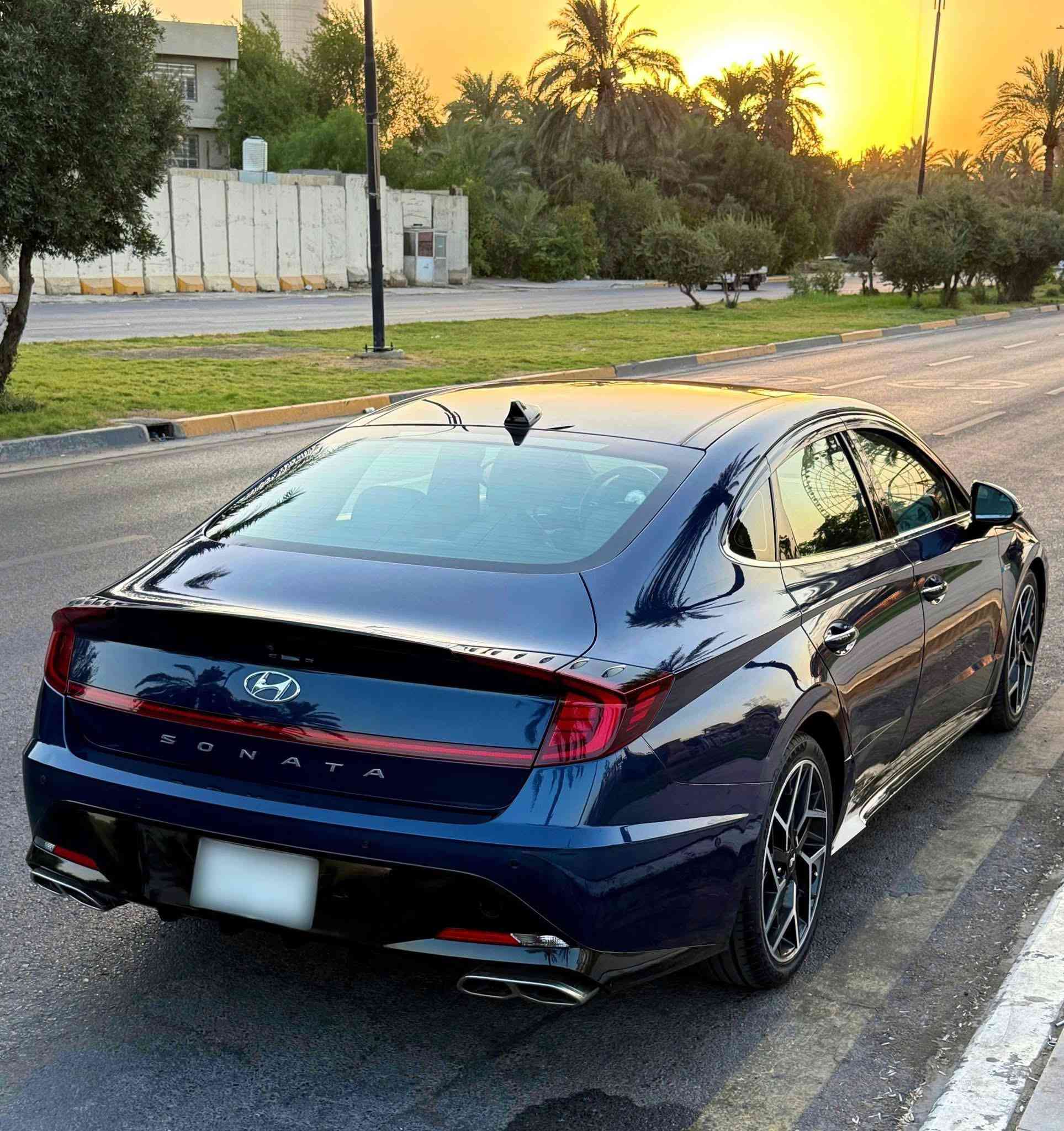 ما اكطع سعر بالتلفون تعال شوفها و تدلل
سوناتا 2021 N-Line 
محرك 2500 ( توربو ) 290 حصان

تفاصيل السيارة ………….
حادث امامي بسيط جداً 
حتى البراكيت الامامي سليم 
بدون ايرباك ( ايرباك سليم )
بدون تبديل اي قطعة ( نصف جاملغ صبغ ) 
ماشية 51  الف كيلو فقط 
كل شي على وضع الشركة كير محرك راديترات منظومة التبريد و غاز الشركة البلادي
تبريدها بشرط ( ثلاجة ) باقصى درجات حرارة
رقم بغداد باسمي ،،، ثاني يوم احولك

مواصفات السيارة ………….. فول 1/1
محرك 2500 توربو يولد 290 حصان 
و عزم قوي جداً 422 نيوتن / متر
سيارة قوية جداً و محركها يعادل قوة محركات 6 سلندر 
گير Dct دبل كلج 8 نمر 
دفع أمامي
سقف بانوارما قطعتين 
 الزجاج الامامي يجي دبل جام
الزجاج الامامي اوتو
رادار امامي و خلفي و جانبي 
مانع اصطدام امامي  
مانع اصطدام خلفي عند الرجوع 
نقاط عمياء عند تغيير المسار 
حساسات بالابواب للتنبيه عند فتح الباب و سيارة قادمة من الخلف 
شاشة كبيرة ( تختلف عن باقي الفئات ) 
تدعم الكار بلي و الاندرويد اوتو
قيادة ذاتية 
شاشة رقمية للعدادات و الكيجات متغيرة عند تغيير نظام القيادة
4 وضعيات للقيادة 
Normal-costum-sport-sport plus
انارة داخلية متغيرة 7 الوان بالدشبورد و الابواب 
نظام المحافظة على المسار 
كروس ( تحكم بالسرعة )
شاحن وايرلس لاسلكي 
منافذ للشحن امامية و خلفية
تبريد بيانو 
قطعتين تبريد امامي و خلفي
تبريد منفصل للراكب و السائق
12 سماعة فائقة الجودة من شركة Bose
مزودة بمضخم صوت خارجي 
دخول ذكي و انارة ترحيب 
قفل ذاتي عند الابتعاد 
فتح الصندوق الخلفي عند الاقتراب 
اشارات بالمرايا الجانبية 
تشغيل عن بعد 
انارة led امامية
بگ لايت خلفي led 
تدفئة ستيرن
تدفئة كشنات امامية و خلفية
كشنات حضن رياضية جلد و كنتارا 
مختمة بعلامة N Line بالكشنات و الستيرن و الگير و الاطارات و الجاملغات الامامية و الصندوق
نظام Auto Hold
يعني بالازدحام تضغط البريك ضغطة وحدة و تشيل رجلك تبقى السيارة لازمة بريك لحد ما تضغط عالبنزين يلة تمشي 
نظام تنبيه اذا تحرك السير وانت بقيت واكف تنبهك
الماسحات الامامية اوتو بالمطر
ويل كب بلادي حجم 19
هاند بريك بصمة كهربائي
نظام ترحيب صوتي
السعر 195 
مكان السيارة بغداد 
***********
***********
