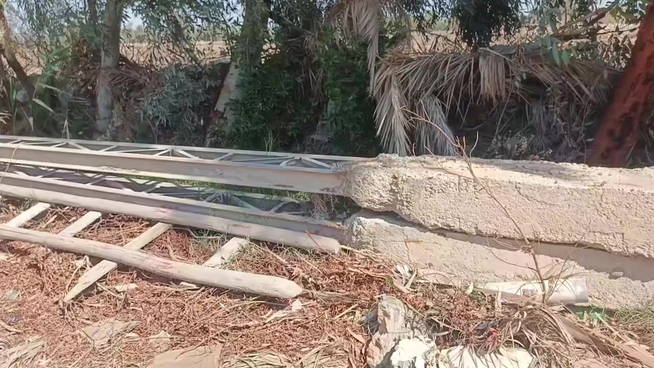 السلام عليكم تيل عدد 2 طول 8 متر وبي صبه متر ونص تقريبا مشبج 
مع لفتين سلك طول 400 متر للبيع 
سعرهن كلهن 800الف ***********
عنوان واسط قضاء الحي
