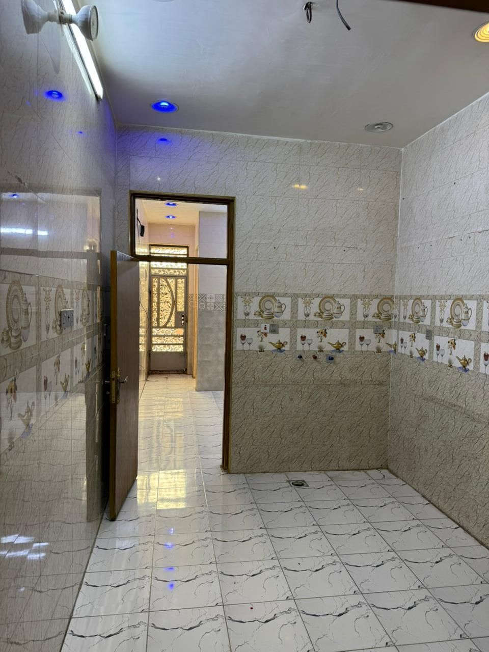 للبيع الزعفرانيه دورالشرطه فرع سوبرماركت احمدالسعيدي الفرع الثاني يمينا اول بيت البيت نظيف جدا الارظيه رفت درجه اولى وجميع المواد شيش اوكراني وسمنت مقاوم والبيت طابوك وعالي عن الشارع وموقع حلو يبعد عن الشارع الرئيسي ٥٠ متر طابق ونص الطابق الاول جاهز وكامل الطابق الثاني بي نقوصات قليله كما موظح والبيت مساحة 100 متر ارتفاع السكف ٣مترو٢٠ سم والطابق الثاني نفس الارتفاع والخدمات ماء وكهرباء واناره ومجاري نقص تبليط فقط وعن قريب يشتغلو انشاء الله وهاي كل التفاصل بسعر 85 وبي مجال بسيط التواصل فقط على الرقم المذكور اتصال او واتس اب ***********
