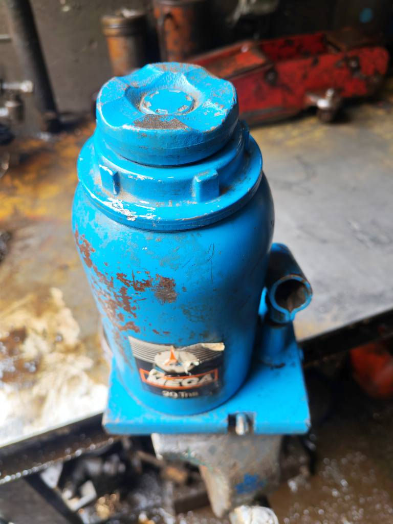 جك يدوي  ميكه اسباني اصلي من 20 طن الى 30 طن مع ضمان  صيانه الجك جديد وضع شركه  العنوان باب الشيخ خلف كراج النهضه *********** بغداد, العراق
