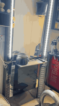 غراض حلاقة للبيع مثل ماموضح بالصورة كراسي عدد (2) المرايات عدد (3) وعر...