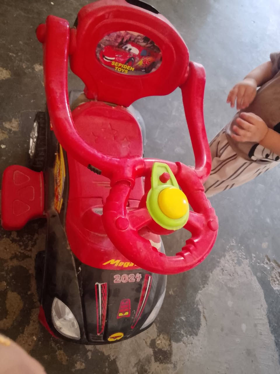 سياره اطفال ب5 مكان تاجي بملاحمه  يراد تصليح تايرات امامي بصمغ واصير فقط هاذ ضرره ***********.. ***********
