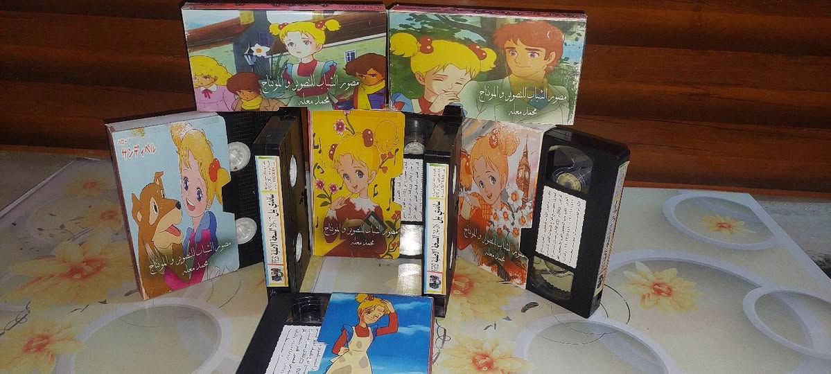 من النوادر
للبيع 
ب كاسيت ال VHS الكبير الفيلم 🎥 مغامرات ( ساندي بيل )  جديد غير مستخدم عدا الفحص ب النسخه الاصليه
ساندي بيل
القصة: ساندي بل ساندي بل هي فتاة صغيرة تعيش في اسكتلندا مع والدها الذي يربيها بمساعدة جيرانه السيد والسيدة سكوت، ولساندي كلب كبير في الحجم يدعى أوليفر، حيث تقضي أغلب وقتها في اللعب مع أوليفر وأصدقائها، تتصف ساندي بأنها فتاة شقية، ففي الحلقة الأولى فقط تتلقى مربيتها السيدة السكوت عدَّة شكاوى من الجيران بخصوص ما تفعله ساندي بأبنائهم الذين يرجعون إلى البيت بثياب متسخة كل يوم بعد أن يلعبوا أو يتعاركوا مع ساندي.
القسم: مسلسل مدبلج
سنة الإنتاج والعرض: 1981
نوع المسلسل: الدراما, مغامرة, كوميدي
انتاج شركة: توي انيميشن
الدوبلاج للغة العربية: شركة التلفزيون اللبناني
عدد الحلقات: 47
سعر الكاسيتات (ع الخاص ) 
خدمه توصيل لكل المحافظات في العراق 🇮🇶 ودول الخارج 
مع شركه الامزون للتوصيل السريع .
للاستفسار اكثر مصور الشباب ميسان شارع المرور القديم حي المعلمين . ***********
***********   إتصال واتساب تلكرام محمدمعله
!
