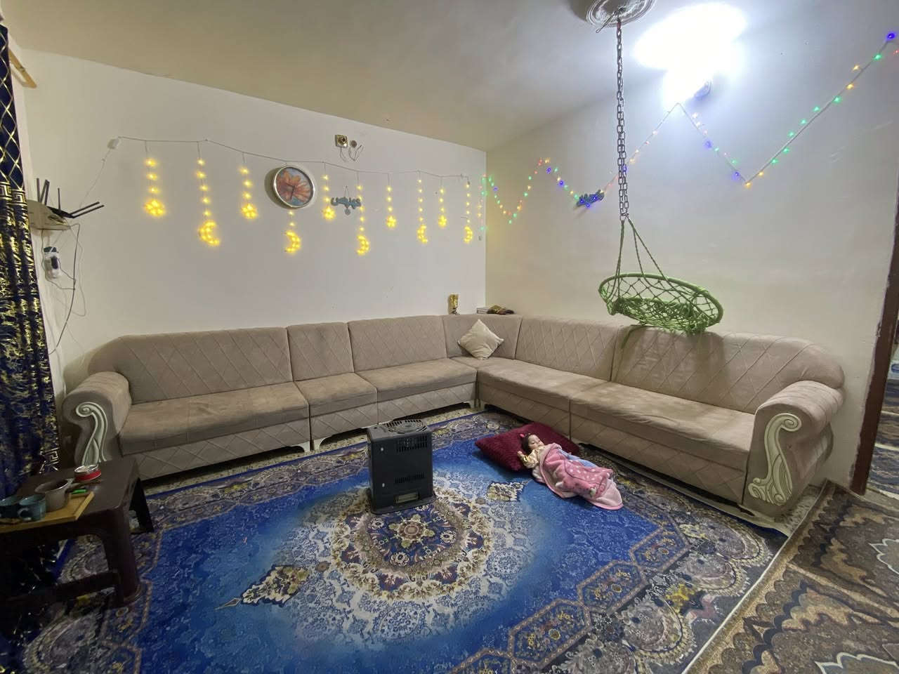 غرفة نوم بدون كوميدي سرير 350الف
ديوان وسط 8 مقاعد 150 الف  الاستفسار الاتصال على *********** بغداد الغزالية شارع الضغط
