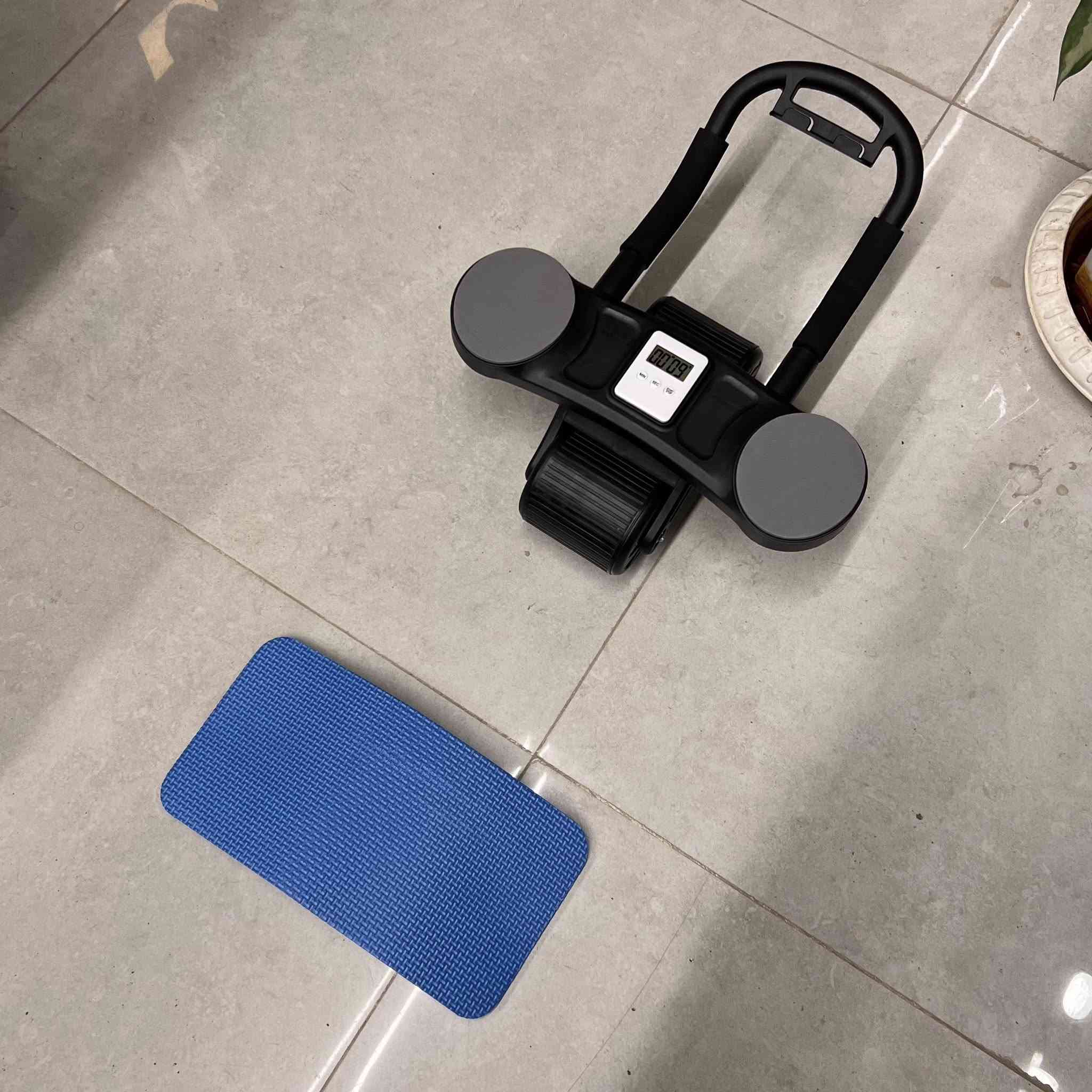 عجلة تمارين البطن المزدوجة مع مسند ذراعين وعداد – Double Wheel Abdominal Wheel

• عجلة تمارين مخصصة لتقوية عضلات البطن والجزء العلوي من الجسم، بتصميم مزدوج لثبات أفضل أثناء التمرين.

•موديل: R-280

• تصميم بعجلتين (Double Wheel) للمساعدة على التوازن والتحكم أثناء الحركة.

• مزودة بمسندي ذراعين (Armrest) لتقليل الضغط على الذراعين وتحسين وضعية التمرين.

• تحتوي على عجلة ارتداد (Rebound Wheel).

• مزودة بعداد مدمج لعدّ التكرارات أثناء التمرين.

• مناسبة للتدريب الأساسي والمتقدم.

• نوع المنتج: عجلة تمارين بطن مزدوجة
• عدد العجلات: 2 عجلات
• العداد: موجود
• الوزن الصافي: 1.2 كغم
• الوزن الإجمالي: 1.5 كغم

السعر القطعة الواحدة:17000د.ع 
التوصيل جميع محافظات العراق ./


**إذا كنت صاحب هذا الإعلان وتريد حذفه لأي سبب، رجاءا أرسل رسالة إلى الدعم الفني**