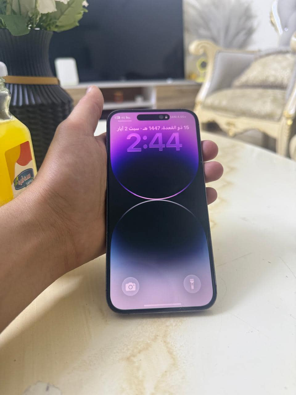تلفون 14 برو ماكس 
ذاكره 256 
بطاريه 77 
تلفون ما مفتوح بس ضهر مكسور مثل ما موضح بل صوره غير هيج كلشي مكفول 
سعر 725 مستعجل عله بيعه
رقم ***********
