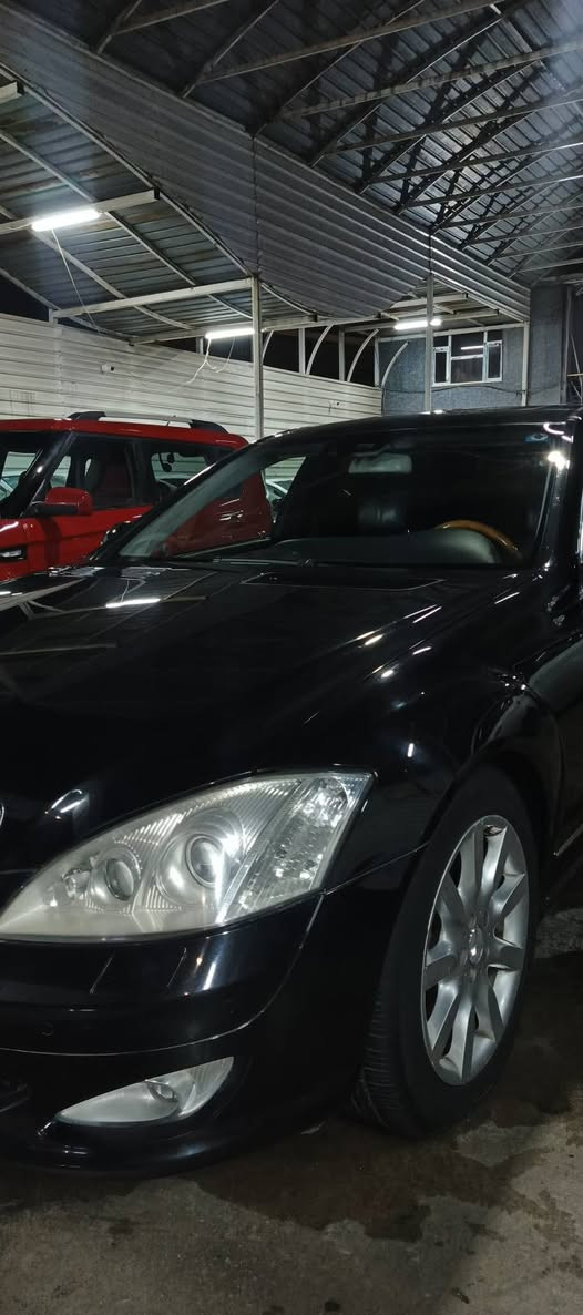 السلام عليكم 
مارسدس
S
2009
فول الفول للاخير 
بدون صبغ 
مكينه 550
8سلندر 
اربع كشنات كهرباء 
اربع كشنات تدفئه وتبريد ثلاجه خلفيه 
بيبان شفط +صندوق كهرباء وشفط 
تحكمات ستيرن 
جوبلسات تصعد وتنزل 
مرايات شفط وكهرباء 
سلايت 
بردات خلفيه وبردات بيبان بلادي +تضليل
كشاف امامي يفتر ويه فره الستيرن 
كامره اماميه كشاف ليلي 
8ايرباك
ماوس تحكم بكل سياره
وبعد هواي مواصفات اذا اكملهن للصبح ما تخلص
سعر سياره 220ورقه وبي مجال 
للستفسار اتصال على  ***********
