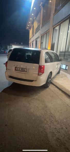 السلام عليكم للبيع دوج كرڤان 2016 دهوك رقم مميز تكسي 3 قطع تبريد فرس اصلي المواصفات عادييه بيها 3 قطع صبغ وبيها مكانات بقبغ الجنطه وبالجاملغ الخلفي 
كير مكينه صدر جديد امامي خلفي صار عشر ايام تخم تاير تايلندي فجوج ودسكات امامي خلفي جديد منظومة بانزين عبوات 2 بلكات نوزلات باتري داينمو تدفه تبريد مدوشمه شاشه وكامره السيارة جاهزه ماتصرف عليها الف دينار دهن وفلاتر البارحه مبدل 
السيارة بيها خط مكتب من اربيل 
تريد تحويل تريد وكاله مصفره من كلشي 
المكان بغداد الامين *********** 
السعر النهائي 145 مستعجل على البيعه الشراي يتصل والموشراي يرفع المنشور بكلمة ياالله
