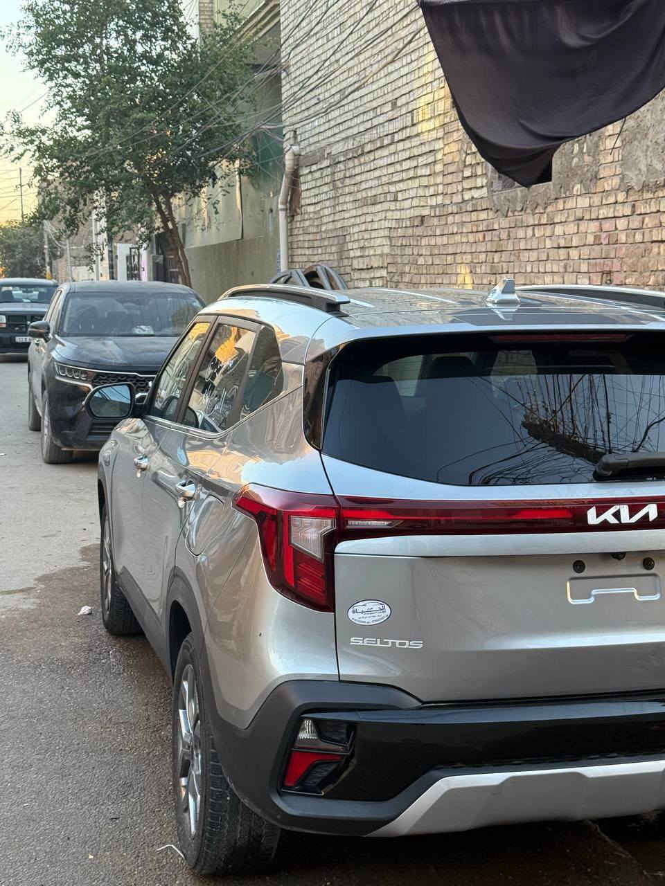 السلام عليكم سلتوز للبيع 
موديل 2024 
وارد امريكي 
مواصفات نص فول 
لون سلفر
بدون رقم مصلح وكامل عنوان بغداد بلديات سعر 155 للاتصال ***********
