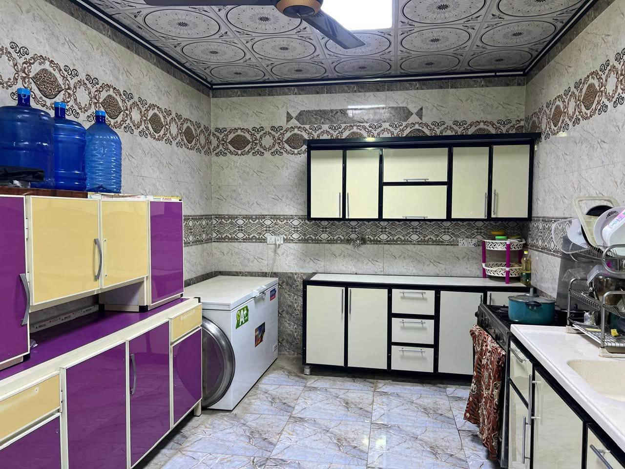 السلام عليكم 
بيت  للبيع طابو زراعي سند 25 مساحه 200 
الموقع حي الفارس قرب أسواق جابر 
بيت حديث غرفتي استقبال صاله مطبخ طرمه الطابق الأرضي 
الطلبق الثاني غرفه مع سويت السطح شتايكر السعر115بي مجال الاستفسار اتصل ***********

