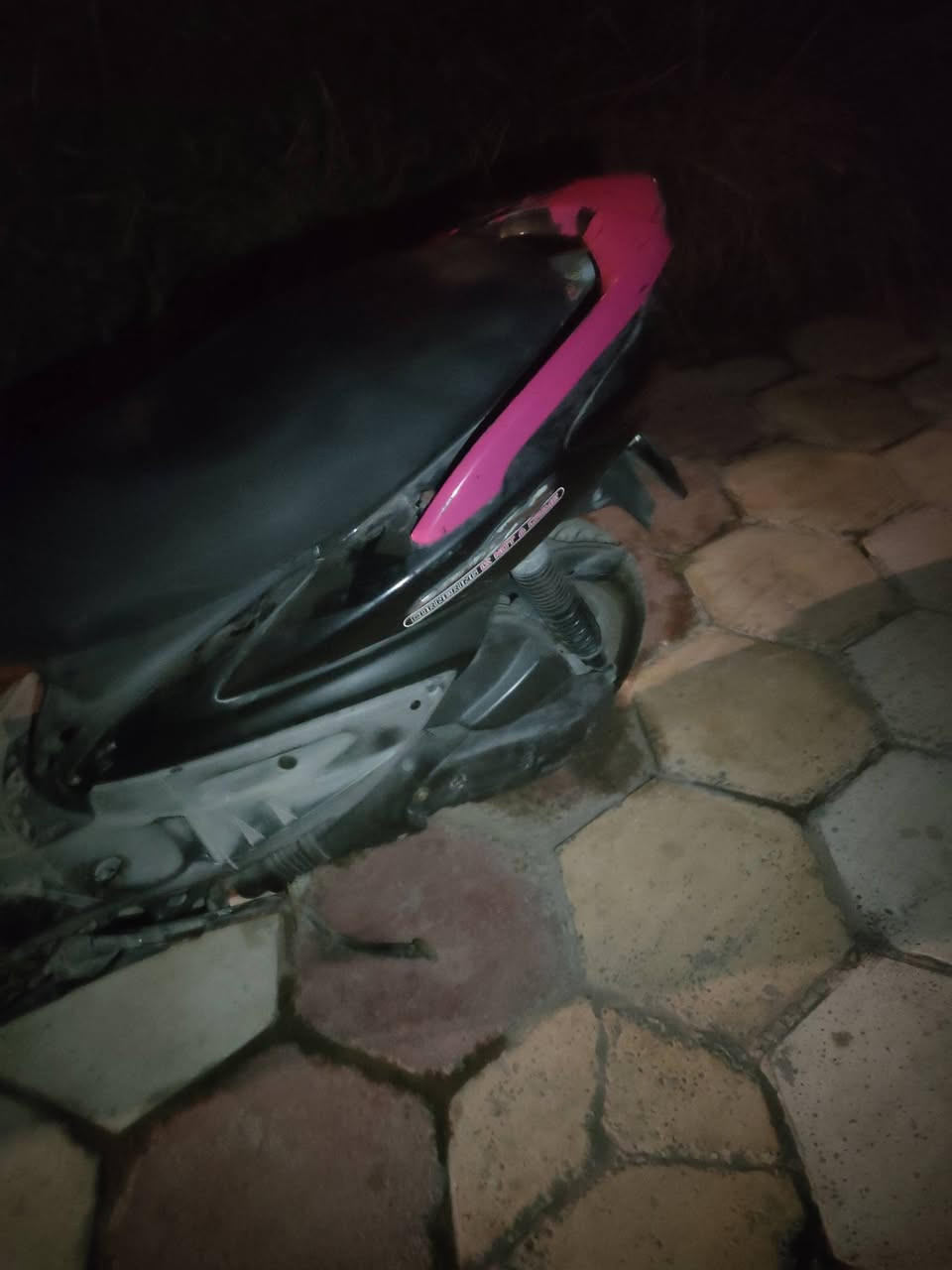 سلام عليكم سكنس نوزل دراجه طافيه ماعرف شبيها كوم حديد تجي حمل ورح  زوج تايرات بايع سعر  225 قفل 
***********
بغداد غزاليه
