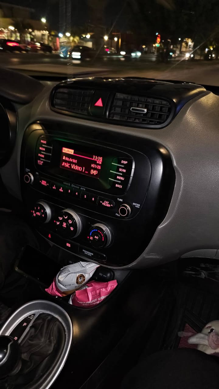 كيا صول مديل 2014 وارد امريكي تبديل جاملغ امامي جهة السايقة فقط وشوية من الباب صبغ ملاون سونارها موجود
3 وضعيات قيادة 
نضام ايكو 
تحكم جهتين
كروس سرعة
تخم تاير وحدادية 
كير محرك كفالة مكينة JDI
تبريد فول 
سيارة رقم نجف سنوية لنهاية 2026 مداور ثاني يوم
سيارة جديدة حيل 
مكان النجف ملعب النجف الجديد تلفون *********** بي واتساب
