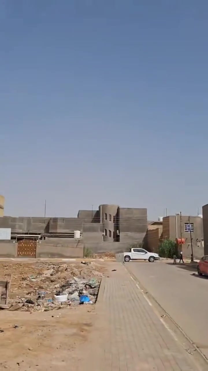 دار سكن في حي الحكم
قرب المركز الصحي ٢٥٢ متر كبير 
شارع ١٢ وأمامه ساحة خدمات 
ثلاث غرف وصاله ومطبخ وصحيات خارجية وداخلية وبراني كبيره وكراج سيارة 
بناء ٢٠١٢ جاهز للسكن..
بسعر ١٥٥ مليون دينار فقط
سعر قطعة بهذه المنطقة..
للاستفسار 
***********
