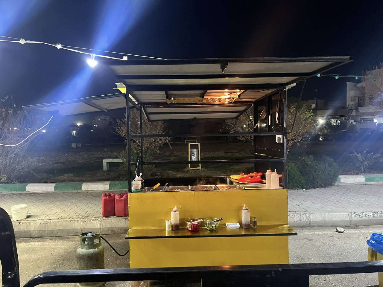 بۆ فڕۆشتن کۆشکی لفە سعری ١ملیۆن و٥٠٠هەزار  مەجالیشی تیایە بۆ پەوەندی کردن تەلەفوون بۆ ئەم. ژمارەیە بکەن
***********
