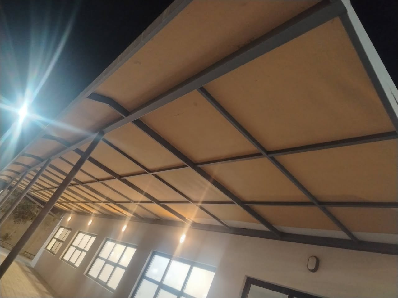 سلام عليكم حداده الفن مستعدين لعمل جميع انواع الحداده كرفانات والمناور والسقايف الكيسبان والجملونات والدروجه بأسعار مناسبه،
*********** وتساب
