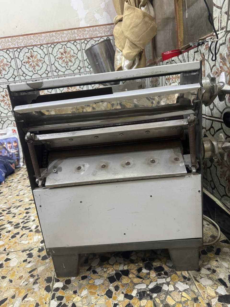 السلا عليكم مكينه كباب ومكينه بيزه للبيع السعر ١٥ ورقه لعلوان مدينه الصدر لتصال ***********
