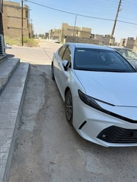 للبيع كامري ٢٠٢٥ عبدالطيف جميل هايبرد ماشيه ١٥ ألف فئه E بيها شخط بداي...