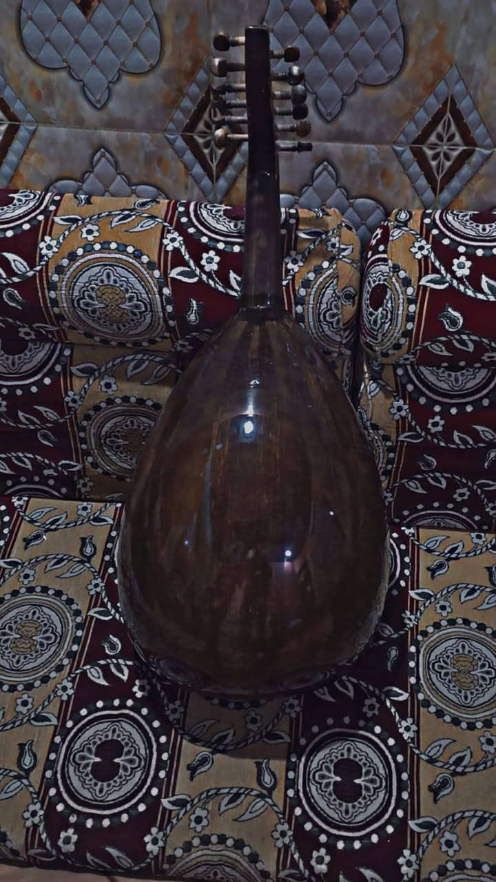 سلام عليكم عود زرياب 0سحب مديل عراقي جديد اخذته عود اتعلم عليه وما عرفتله سعره 125 مكان البصره تواصل هاتف***********
