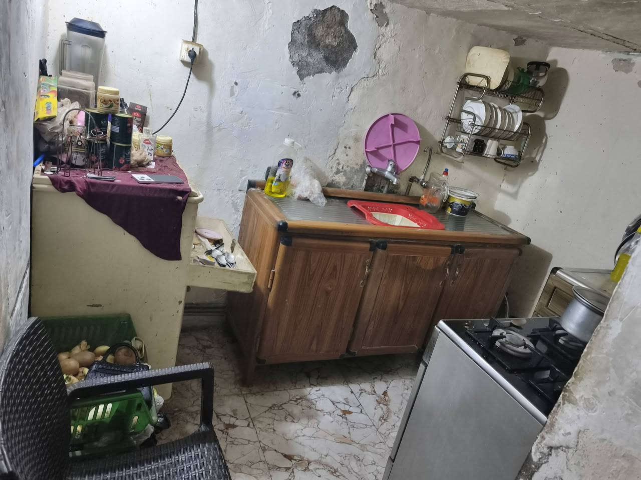 "للبيع بيت في منطقه الوشاش المساحة 50 متر. البيت بناء قديم (يحتاج ترميم) ومثالي للي يدور ويريد يبني من جديد. الموقع متوفر بي كل الخدمات على شارع عام للتفاصيل رقم الهاتف ***********
