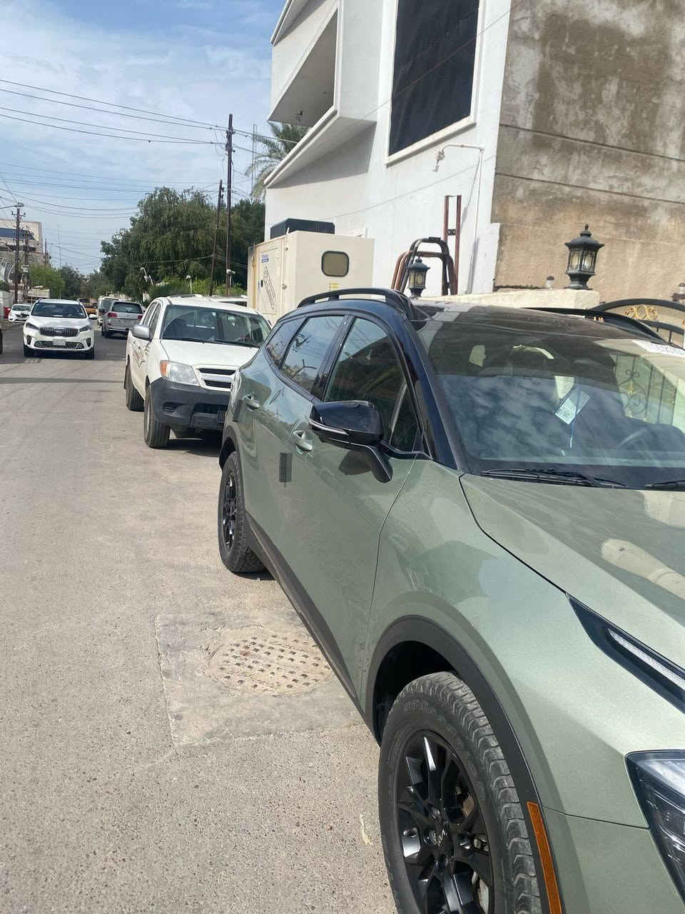 سبورتج ٢.٢٣فوووول مواصفات للأخير كاميرات رادارات بصمه كشن تدفئه تبريد بانوراما فئه اكس برو  زيتوني مثل مموضح بالصوره داخل زيتوني حادث بنيد ومبدل نفس اللون ولا نقطه صبغ ابد 
مكان السياره كراده عرصات قرب قريه دجله والسعر ٢٤٠ وبيها مجال 
للاتصال ***********

