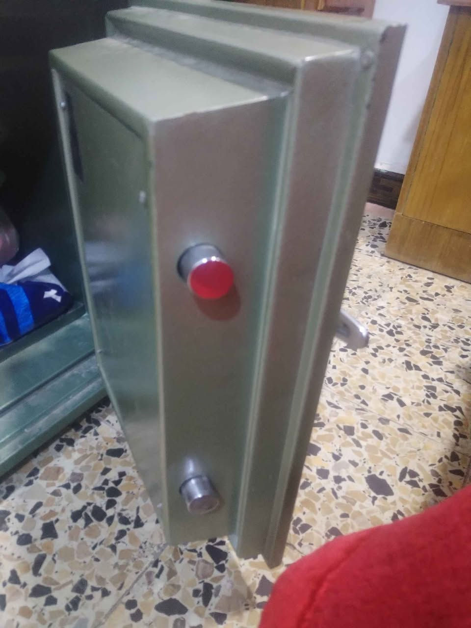 سلام عليكم قاصه حجم كبير مستعمله
سعرها 130 بي مجال قليل  قفلين مو من هاي العاديه اصليه هاي كدام عيون العنوان البصره مناوي ولجم # *********** البصرة, العراق
