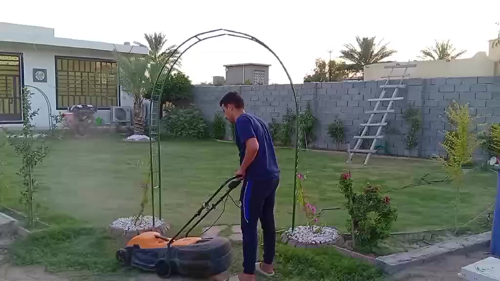 لقص وتزين كافه الحدائق 
🤗🌲🥀🌹
وبأسعار مناسبه حسب حجم الحديقه🏡
 🤗
***********
 ***********
الصور شغلي
