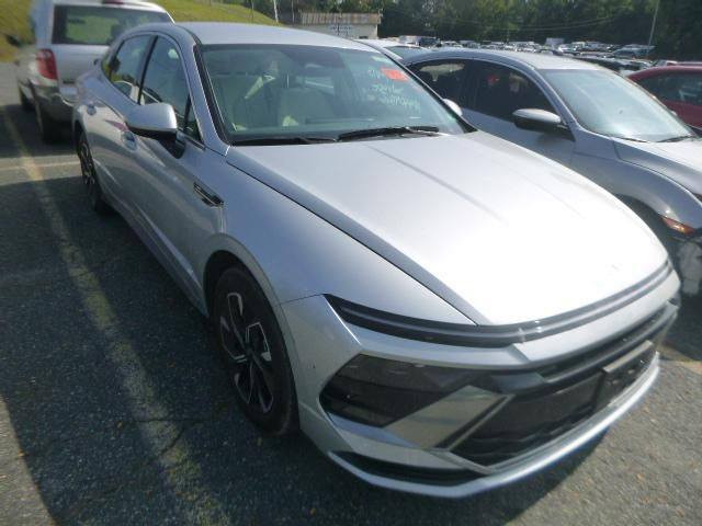 للبيع: هيونداي سوناتا 2025 –  وارد امريكي بدون
حادث  بدون اي ايرباك شرط  السياره مكفوله من كلشي حته الدعاميت شرط بلا صبغ 
اللون: فيراني 
المواصفات:
•          عداد 9 الف فقط 
 • محرك 4 سلندر سعة 2.5 لتر
 
 • گير تعليك أوتوماتيك 8 سرعات
 • نظام دفع أمامي (FWD)
 • بنزين – اقتصادي في الوقود
التجهيزات الخارجية:
 • جنوط ألمنيوم
 • مصابيح LED أمامية وخلفية
 • إضاءة نهارية LED
الداخلية والراحة:
 • مقاعد قماش بحالة ممتازة لون كريمي 
 • مقعد السائق تعديل كهربائي
 • شاشة عدادات رقمية
 • شاشة لمس وسطية كبيرة
 • Apple CarPlay & Android Auto
 • تكييف أوتوماتيك
 • تشغيل بصمة وزر
 • دخول ذكي بدون مفتاح
أنظمة السلامة:
 • ABS مانع انغلاق المكابح
 • نظام الثبات الإلكتروني
 • مساعد الحفاظ على المسار
 • تحذير التصادم الأمامي
 • نظام النقطة العمياء
 • كاميرا خلفية
 • وسائد هوائية متعددة
الحالة: ممتازة
السيارة نظيفة وجاهزة للاستخدام رقم كاتى
السعر: اتصل 💵 وبيها مجال بسيط 
للاستفسار: *********** او واتس اب  اتصال 📞
