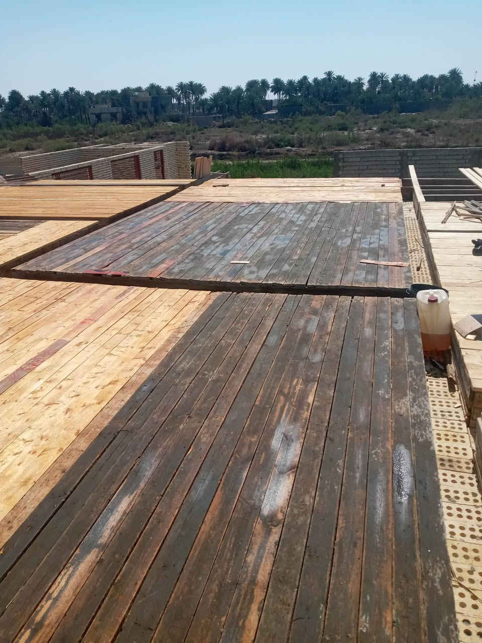 السلام عليكم شغل نظيف درجه اولى خشب نظيف ناخذ حديد ونجاره وناخذ كرسته وعملء موقعنا كربلاء بنايات بيوت رباطات  استفسار على الرقم بي واتساب. ***********كربلاء
