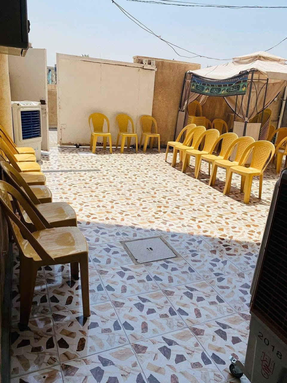 للبيع دار حي الزهراء ٢٠٠ متر شارع الخلفي لسياج روضه العبير البيت بناء ٢٠١٠ نظيف جداً طابقين ٦ غرف نوم للاتصال 
*********** 
***********
مجتبى معله او مراجعه مكتب ضي الحسن للعقار النجف الاشرف حي الزهراء شارع الكيات
