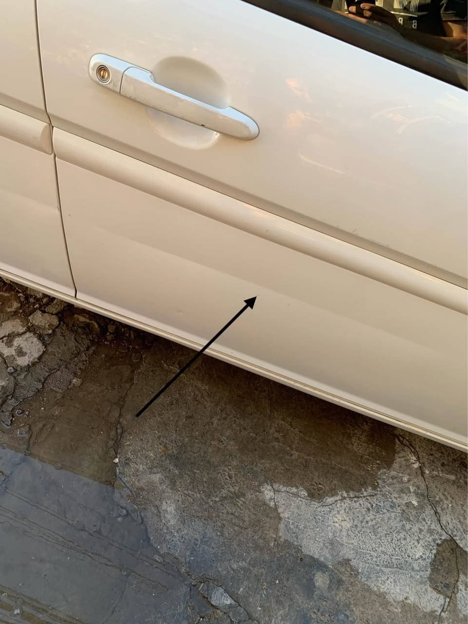 السلام عليكم ورحمة الله وبركاته 
الف شكر لاداره الموقع..
هونداي اكسنت 2011 مال الشركة العامة / السياره مكفوله 100‎%‎ 
مبدل بيها قبغ الراديتر والفيت بمب وبلكات ومنظف النوزلات فقط سياره عالبلاد لسه والمحرك 1600 قطرتين وعالبلاد مكفول والكهربائيات لسه على وضع الشركه تماما والبانزين  بس محسن دايما السياره ماشيه تقريبا 77 ألف حقيقي وبيها شخط بالبابين الايمن وبيها طخه بسيطه بالجاملغ وسويتها عالبارد مبينه يالصوره الله شاهد سياره مال بيت وكلش نظيفه وسبب البيع عندي بناء والله يسهل امر الجميع
السعر 10800$ 
الموقع حي العامل قرب شارع المطار 
ابو سيف 
***********
وشكرا جزيلا بغداد, العراق
