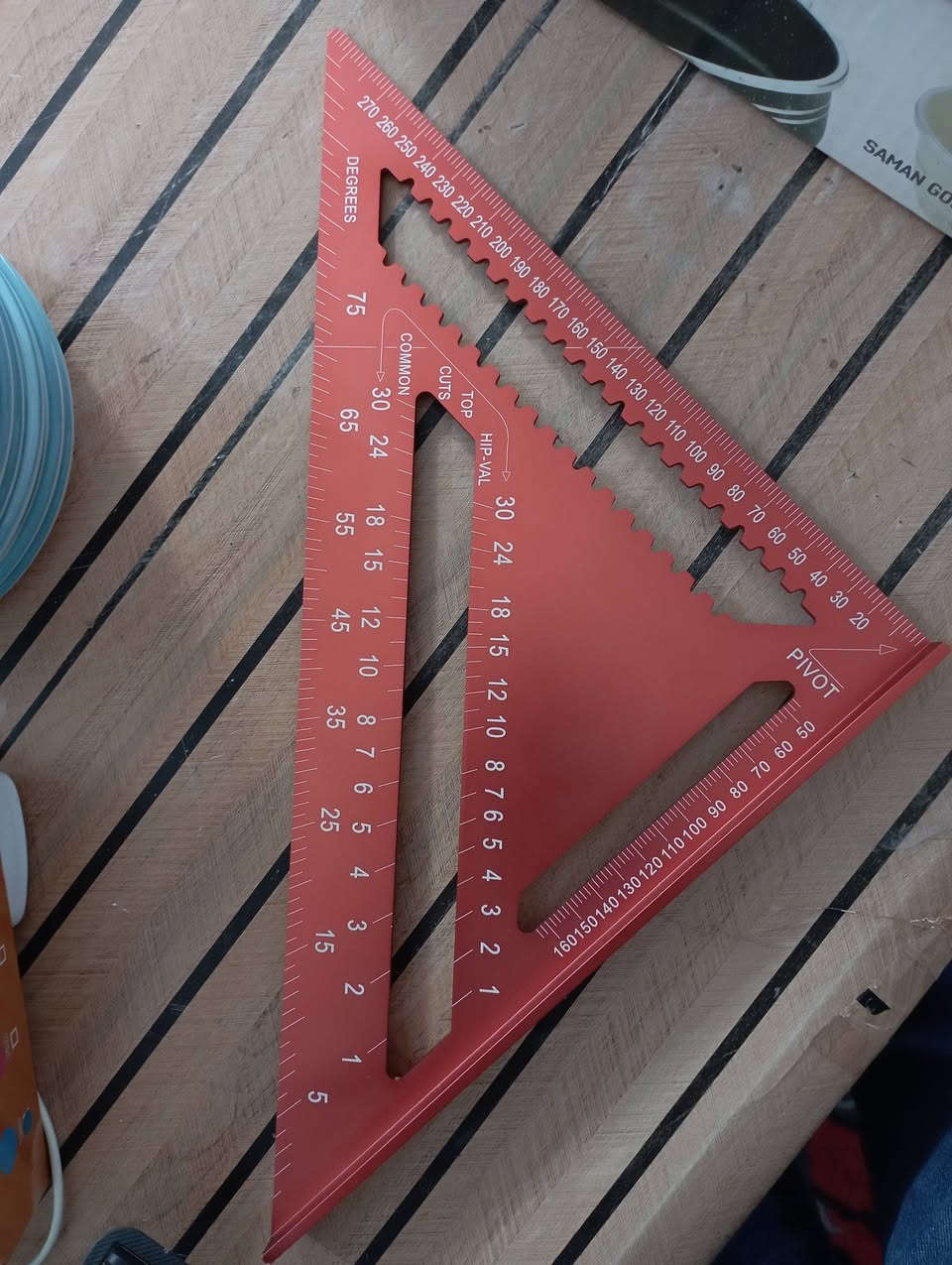 مسطرة نجار مثلثية، وتُعرف أيضاً باسم "كونية مثلث" أو "Speed

المواصفات والاستخدامات
المادة: تُصنع عادةً من سبائك الألومنيوم المتينة، مما يجعلها مقاومة للصدأ وعالية الصلابة.
القياس: تتوفر غالباً بمقاسين هما 7 بوصة و 12 بوصة.
الوظائف:
قياس وتحديد الزوايا (قائمة 90 درجة، و45 درجة) بدقة عالية.
تُستخدم كدليل للمناشير اليدوية والكهربائية لضمان قطع مستقيم.
تتضمن مقاييس لحساب زوايا ميلان الأسقف (Hip-Val) وتحديد أماكن الحفر.
المستخدمون: أداة أساسية للنجارين، المهندسين، المصممين، وهواة الأعمال اليدوية
السعر 5
ويوجد توصيل الى جميع المحافظات رقم (***********)

رابط امزون الاصدقاء للمواد الأوربية 
https://www.tiktok.com/@mazad26?_r=1&_t=ZS-94NeNsxy1si
