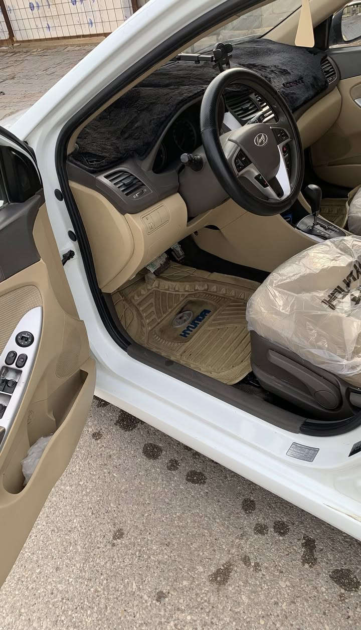 هيواندي  أكسنت 2012-لون أبيض
((مواصفات خليجي))
.كهربائيات كلها على وضع شركة
.إشارات بالمراي
.فتحه سقف
. نظام Eco
. تحكم استيرن 
.محرك 1600 قطرتين (المرغوب)
.صدر امامي وخلفي  جديد 
.تبريد ثلج +تدفئة ممتازه
.تايرات جديد  تخم كامل 
.سنويه جديد  …. بسمي. رقم دولي  بغداد 
.عبوة بنزين جديدة  
. غرفة (داخلية)جديدة بلادية استخدام شخصي فقط 

ملاخطه/ بيهه صبغ بلهلال الخلفي . الباقي مكفوله 
مكاني كوت رقمي 
***********
