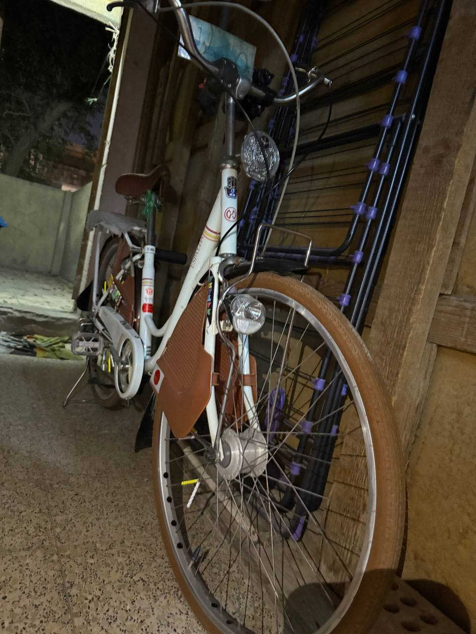 سلام عليكم باسكل للبيع مال رنبه نضيف لون ابيض تايرات ابلاديه جاملاغات ابلاديه موديل حديث بعده حجم٢٦ابو الكير ٦نمر حساس امامي لايت حساس فول نظافه شوفت عينك باسكل كامل مكمل مابي اي نقص الي يفيده يتصل على هذا الرقم***********مكاني بغداد الرصافه
