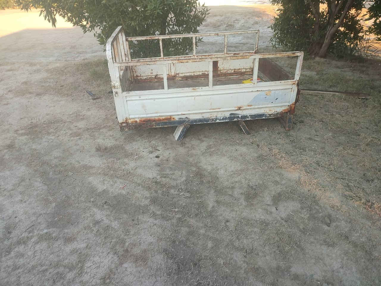 بدي امتار لبيع ابيع جوم حديد يردله لحيم *********** العنوان الحمزاه الشرقي سعراه 80
