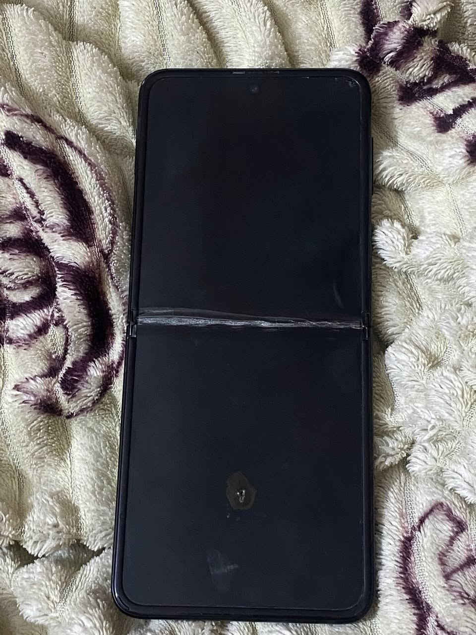 السلام عليكم z flip3 للبيع جهاز كلشي مابي
فقط شاشة يرادلها تبديل أبيعه على وضعة 
جهاز شحنه يطول يوم كامل 
 وياه كفر 
قيم باللي يرضي الله 
مكاني بغداد
***********
