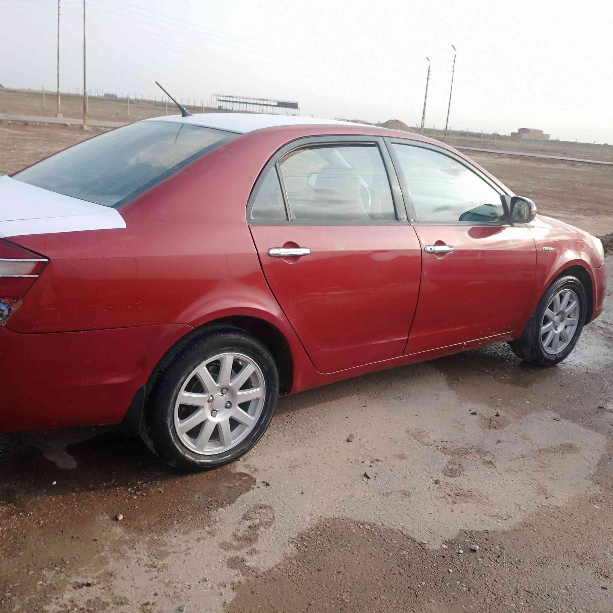 السلام عليكم للبيع جيلي موبل 2013مكفوله من ضربه وصبغ وخياس سياره جديده رقم بغداد سنويه جديده مكينه وكير وحداديه وتبريد وتخم تاير المكان ديوانيه رقم ***********
