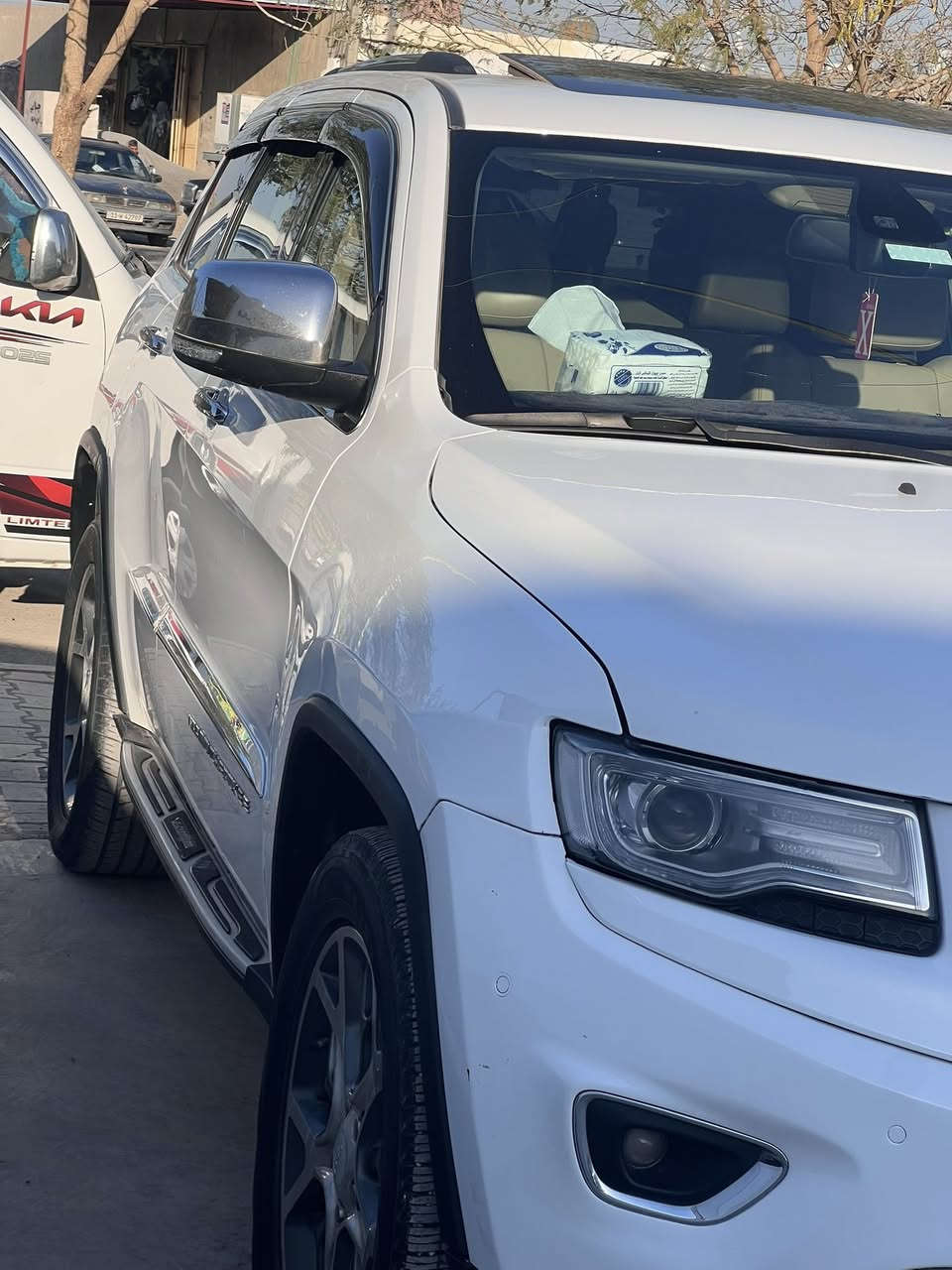 فور ويل سيارة جديدة بمعنى الكلمة 2014 سيارة مصروف عليها سليمانية تحويل ثاني يوم خليجي بيها قطعتين بدون دواخل سعر 210 

***********
