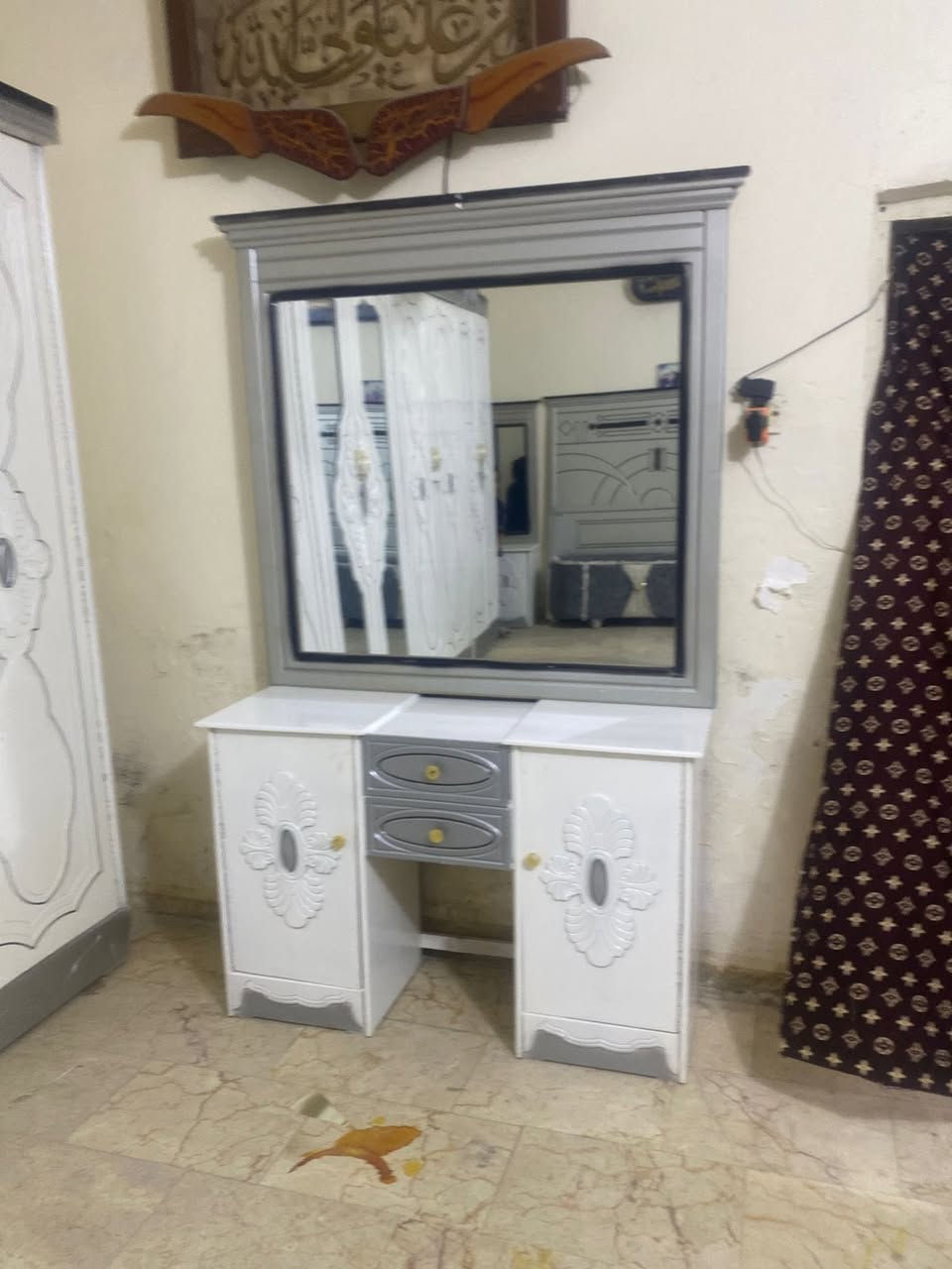سلام عليكم غرفة ستعمال قليل البيع.  اخذناهة ١٤٠٠ رايدهة 850 /. *********** / مكاني بغداد بلديات

