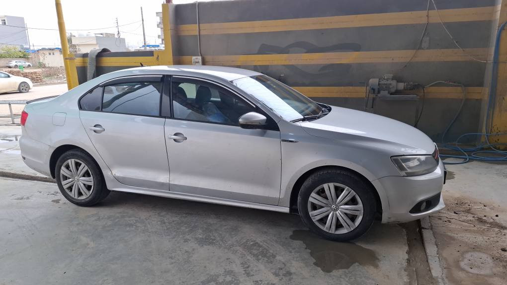 جيتا خليجي موديل 2014
محرك 20 مرغوب بدون توربو
صبغ بس ربع باب خلفي +دوسه بيها شوي
سعر 120 ومجال
هاتف *********** دهوك, العراق
